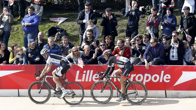 TAKTIZOVN. Jako drhat specialist si ponali Belgian Sep Vanmarcke (vlevo) a vcar Fabian Cancellara v souboji o vtzstv na velodromu v Roubaix. spnj nakonec byla favorizovan Cancellara. 