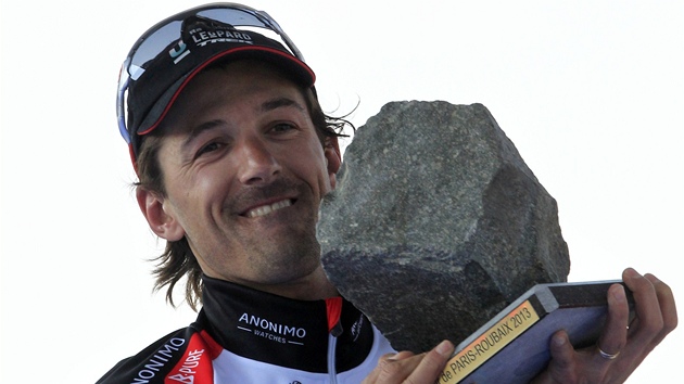 DLAEBN KOSTKA. vcarsk cyklista Fabian Cancellara zved nad hlavu tradin trofej pro vtze pekeln klasiky Pa-Roubaix. 