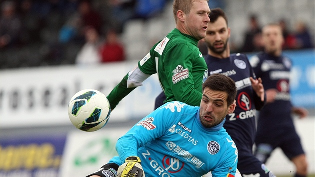 NA SLOVCKO. Jabloneck fotbalista Karel Pitk se dere ped branku Slovcka. 