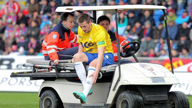 MODERN TECHNIKA. V Plzni odv zrann fotbalisty ze hit elektrick voztko. Takhle se svezl teplick Michael Lftner. 