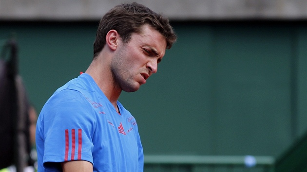 Francouzsk tenista Gilles Simon se mra. patn zahrl vmnu v rozhodujcm utkn semifinle Davis Cupu proti Carlosi Berlocqovi z Argentiny. 