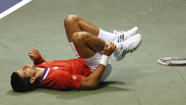 ZRANN JEDNIKA. Srbsk tenista Novak Djokovi si v posledn dvouhe daviscupovho semifinle proti Spojenm sttm zranil kotnk. 