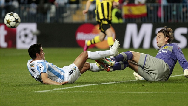 OSTR STET. Javier Saviola z Mlagy (vlevo) versus Roman Weidenfeller, brank Dortmundu.