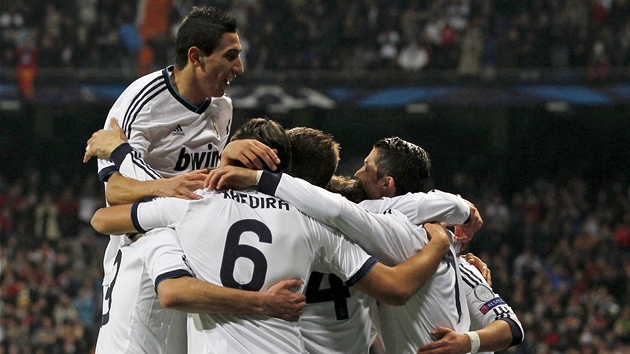 OSLAVA V BÍLÉM. Fotbalisté Realu Madrid se radují z gólu Cristiana Ronalda.