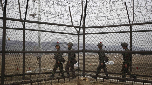 Jihokorejt vojci nedaleko demilitarizovan zny, je oddluje ob sti poloostrova (5. dubna 2013).