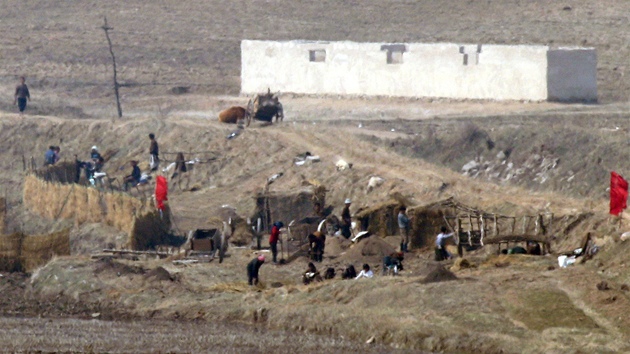 Severokorejt zemdlci na poli tsn u hranice (5. dubna 2013).