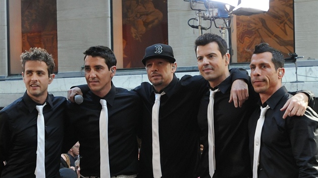 Kapela New Kids On The Block v roce 2009 (Joey McIntyre, Jonathan Knight, Donnie Wahlberg, Jordan Knight a Danny Wood) 