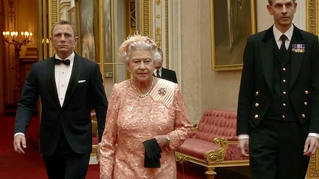 Daniel Craig coby agent 007 a královna Albta II. v klipu zahajovacího...