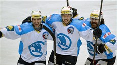 PLZEŇSKÁ EUFORIE. Zleva Martin Straka, Jan Kovář a Ryan Hollweg se radují z PLZEŇSKÁ EUFORIE. Zleva Martin Straka, Jan Kovář a Ryan Hollweg se radují z