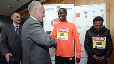 VÍTÁM VÁS. Philemon Kimeli Limo z Keni právě převzal startovní číslo od VÍTÁM VÁS. Philemon Kimeli Limo z Keni právě převzal startovní číslo od