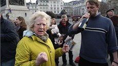 Lidé na londýnském Trafalgaru slaví smrt 87leté Margaret Thatcherové. (9. dubna...