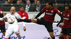 BOJOVÉ UMNÍ. Frankfurtský fotbalista Karim Matmour ohrouje ebra Arjena