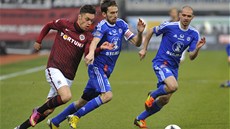 SÓLO. Sparťan Václav Kadlec proniká přes Tomáše Hořavu a Michala Vepřeka k SÓLO. Sparťan Václav Kadlec proniká přes Tomáše Hořavu a Michala Vepřeka k