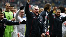 MISTI! Trenér Jupp Heynckes (uprosted) slaví se svými svenci z Bayernu zisk...