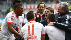 A NEUPADNE. Juppa Heynckese, trenéra Bayernu (vpravo), zvedají jeho svenci k...