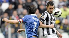 DEJTE TO NA ZEM! Leonardo Bonucci z Juventusu (vpravo) a Giuseppe Sculli z