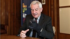 Heger si rukavici navlékl na levou ruku a mimo jiné si s ní zkusil uchopit Heger si rukavici navlékl na levou ruku a mimo jiné si s ní zkusil uchopit