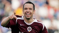Sparťanský fotbalista Pavel Horváth oslavuje gól, vstřelený do sítě Olomouce. Sparťanský fotbalista Pavel Horváth oslavuje gól, vstřelený do sítě Olomouce.