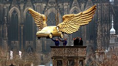 Socha zlatého okídleného Fordu Fiesta nazvaná Fluegelauto na stee Mstského...