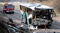 U Rokycan havaroval francouzský autobus plný dtí. (8. dubna 2013)