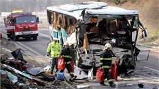 U Rokycan havaroval francouzský autobus plný dtí. (8. dubna 2013)