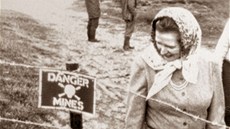 Margaret Thatcherová u minového pole na Falklandských ostrovech (10. bezna...