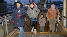 Lidé přicházejí na nástupiště nádraží v Ostravě-Svinově, kam přijel zvláštní... Lidé přicházejí na nástupiště nádraží v Ostravě-Svinově, kam přijel zvláštní...