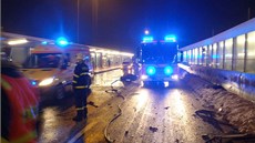 Nehoda osobního auta v Ostrav, kdy idi narazil do zastávky MHD.