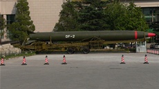 ínská raketa Dong Feng-3 (CSS-2), její první stupe tvoí základ raket