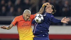 Obránce Daniel Alvés z Barcelony a útoník Zlatan Ibrahimovic z Paris St.