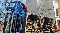 Nákladní auto s kontejnerem odpadk se v pondlí ped osmou hodinou ranní (8.