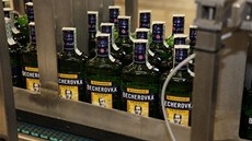 Limitovaná sběratelská edice Becherovky používá na etiketách karikatury tří... Limitovaná sběratelská edice Becherovky používá na etiketách karikatury tří...