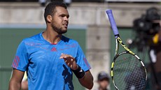 Francouzský tenista Jo-Wilfried Tsonga v zápase s Argentincem Juanem Monacem.