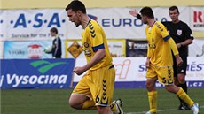 Jihlavský fotbalista Ondej ourek (vlevo) se raduje z gólu v duelu s Brnem.