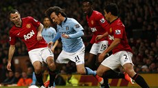 David Silva z Manchesteru City prochází mezi triem  Ryan Giggs (vlevo), Danny