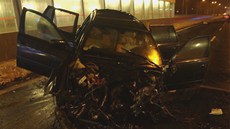 Nehoda osobního auta v Ostrav, kdy idi narazil do zastávky MHD.