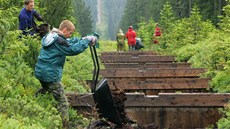 Dobrovolníci pomáhali v lét 2008 odstraovat odvodovací strouhy v raeliniti...