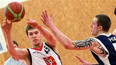 Martin Peterka (vlevo) v dresu prvoligového Hradce Králové, přihrává kolem Martin Peterka (vlevo) v dresu prvoligového Hradce Králové, přihrává kolem