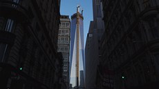 Paprsky vycházejícícho slunce práv dopadají na prosklenou fasádu newyorského