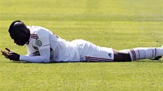 VAILA MYIKA... Mario Balotelli leí na trávníku v utkání AC Milín proti