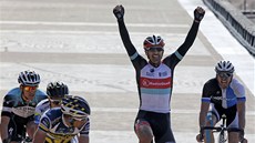 CANCELLARA PROTI VEM. Nejvtí favorit závodu Fabian Cancellara slaví na