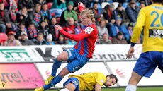 SKLUZ. Plzeký obránce Frantiek Rajtoral padá po zákroku teplického Aidina