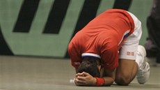 Srbský tenista Novak Djokovi si v poslední dvouhe daviscupového semifinále