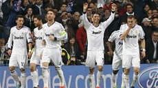 VELKÁ SPOKOJENOST. Cristiano Ronaldo z Realu Madrid (tetí zprava) slaví svj