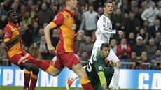 GÓLOVÝ MOMENT. Cristiano Ronaldo z Realu Madrid pekonává brankáe Fernanda