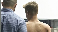 Polonahý Justin Bieber na polském letiti (Lod, 25. bezna 2013)