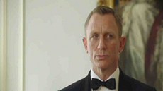 Daniel Craig coby James Bond u královny Albty II. v klipu zahajovacího
