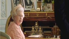 Královna Albta II. v klipu zahajovacího ceremoniálu londýnské olympiády...