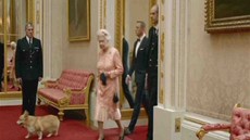 Daniel Craig a královna Albta II. v klipu zahajovacího ceremoniálu londýnské...