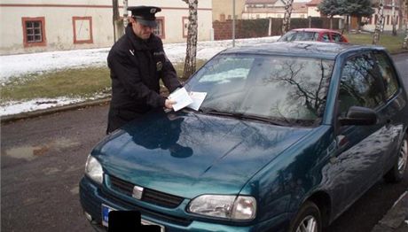 Na konci bezna dávali policisté na auta u kolek informaní letáky, aby rodie